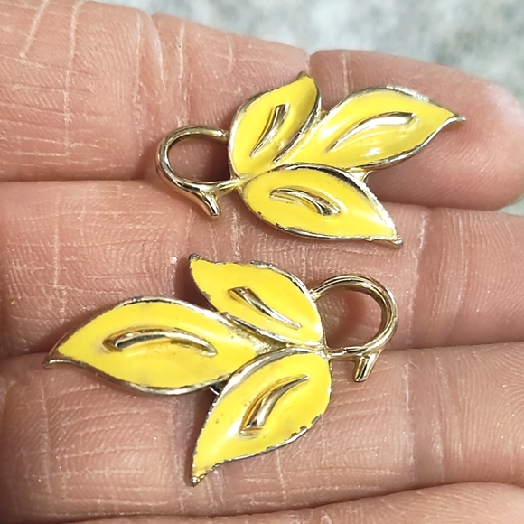 CORO EARLY 70s VINTAGE GOLD-TONE YELLOW THREE LEAF DROP CLIP-ON 1.3" EARRINGS - Picture 5 of 8